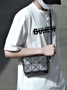 สตรีทสไตล์ กระเป๋าสะพายข้างผู้ชายลายเรขาคณิตเพชร ผู้หญิง กระเป๋าโทรศัพท์ นุ่ม วัสดุพีวีซี ซิป ปิด ลำลอง ฉาก