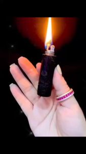 bật lửa chiếc hỏa tử xài xăng với thiết kế hình trụ và 1 bánh xe - xài xăng