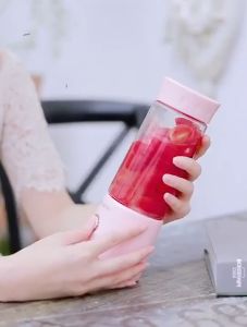 Máy xay sinh tố cầm tay mini dung lượng pin lớn 4 lưỡi dao dung tích cối 300ml nhỏ gọn đa năng tiện lợi. Bảo hành 12 tháng trên toàn quốc đổi mới trong 7 ngày đầu nếu có bất kỳ sai sót nào đến từ nhà cung cấp.