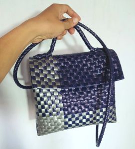 Tas Anyaman Premium Handmade Model Tas Selempang 2 Warna Blue Silver - Tutup Magnet Size S