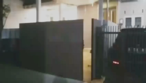 pagar rumah bukaan geser dengan pintu akses bahan wpc duma dan besi holo galvanis anti karat