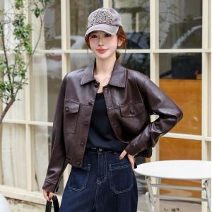 เสื้อแจ็คเก็ตหนังทรงเข้ารูปสไตล์ใหม่ปี 2025 สำหรับผู้หญิง สไตล์สากล เสื้อคลุมกันหนาวแบบเปิดไหล่ สไตล์ธุรกิจ เสื้อคลุมกันหนาว PU วัสดุ