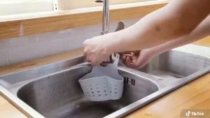 Gantungan Kran Tempat Sabun Sikat Spons di Wastafel Dapur Multifungsi Cuci Piring Keranjang