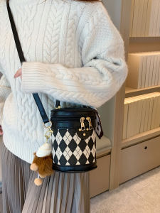 Handcrafted Bucket Bag Materials Kit Fashionable Single Shoulder Slant Cross Hand Sewn Bag for Girlfriend Or Best Friend