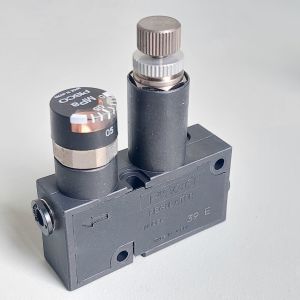 Van tiết lưu điều chỉnh áp suất Pisco RVUM4-4 Có đồng hồ hiển thị áp suất