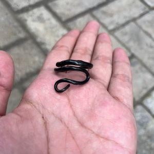 Cincin Pria Akar Bahar Hitam Model Melingkar Minimalis