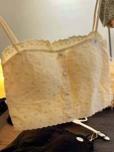 Áo Ba Lỗ Ren Viền Thêu Hai Trong Một Cho Nữ Mùa Xuân 2025 Áo Ba Lỗ Chống Ánh Sáng Cho Phụ Nữ Áo Ba Lỗ Không Dây Cổ Chữ V