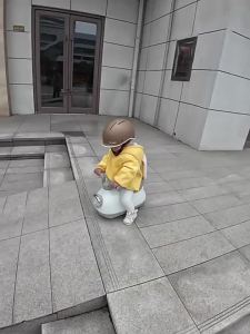 Age 1-3 Anti-Tip Twist Car
