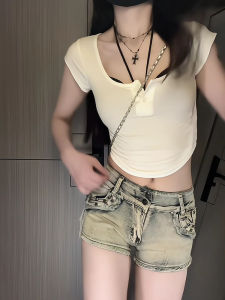 หวาน และเผ็ด สีขาว เสื้อยืดแขนสั้นบาง ผู้หญิง ฤดูร้อน สลิมฟิต สไตล์สั้นด้านในและ เสื้อชั้นนอก พร้อม เดนิม กางเกงขาสั้น