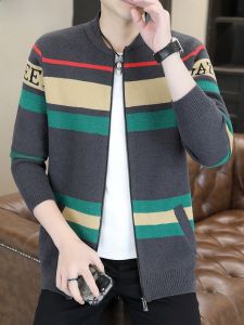 HENGYUANXIANG | เสื้อคาร์ดิแกนถักมีซิปสำหรับผู้ชาย ทรงหลวม แขนยาว ปกติ คอตั้ง ลายทาง แฟชั่นฤดูใบไม้ร่วง เสื้อคลุมกันหนาวแบบสวมหัว