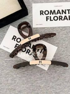 Elegant Letter Hair Claw Clip for Women New 2025 Stylish Shark Fin Design High End Hair Accessories Alloy Material