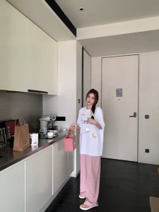 T-Shirt Wanita Lengan Pendek Putih - Motif Kartun & Huruf Keren Katun Bernapas Premium 2025 Desain Korean Streetwear Oversize Slim Fit Baju Sweet Look Musim Panas dengan Kerah Bulat Gaya segar dan sederhana Santai Nyaman Ramah kulit Tops Modis