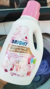 ปรับผ้านุ่ม กิฟฟารีน สูตรเข้มข้น 1000 มล ใช้ได้ 40 ครั้ง ผ้านุ่ม หอมนาน ด้วยPremium Perfume UV-Filter ช่วยปกป้องสี ถนอมใยผ้า น้ำยาปรับผ้านุ่ม Giffarine Bright Concentrated Fabric Softener (Blooming Bouquet Scent)