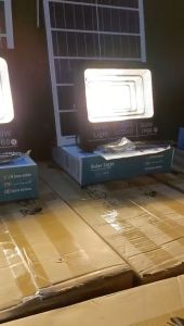 Đèn Pha Năng Lượng Mặt Trời 500W 300W 200W 100W Vỏ Nhôm Chính Hãng báo pin mới nhất chống nước bảo hành 3 năm đổi mới trong 6 tháng