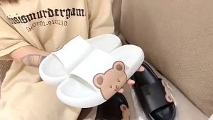 [จัดส่งด่วนในท้องถิ่น] รองเท้าแตะ สไตล์เกาหลี แต่งลายหมีด้านข้าง น่ารักมากกก พื้นสูงและหนานุ่ม ใส่สบาย รองเท้าแตะลำลองสำหรับคู่รัก ฤดูร้อน กลางแจ้ง ในร่ม