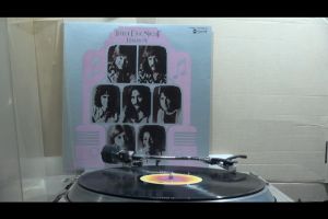 1 แผ่นเสียง 12นิ้ว u52 THREE DOG NIGHT - HARMONY แผ่นNMริ้วรอยบาง เสียงรบกวนน้อยนิดไม่มีรอยลึก แผ่นล้างสะอาดแล้ว ปกVG++มีตำหนิขอบนิดหน่อย ขอบไม่ขาด สันไม่ทะลุ