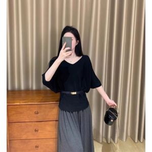 YUEZHONGWEI | Áo thun dệt kim cổ chữ V tay ngắn màu xanh lam cho nữ mùa hè 2025 Thiết kế mới Áo thun dệt kim mềm mại thoải mái