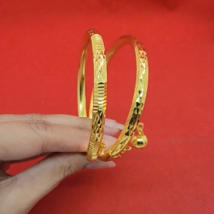 กำไลทอง กำไลคลิปล็อคตัดลาย เส้นผ่านศูนย์กลาง 5.5 ซม. เสริมบารมี ใส่ออกงานได้ ชุบทองติดทน สวยเป๊ะไม่โป๊ะ