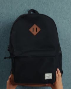 Herschel Supply กระเป๋าเป้ กระเป๋าแล็ปท็อป Laptop Bag กระเป๋าสะพาย กระเป๋าสะพายหลัง กระเป๋าเป้แฟชั่น กระเป๋านักเรียน ของแท้ รุ่น Heritage Youth Backpack for 8 - 12 years old  13″/14″ laptop sleeve 26L - Black/Saddle Brown ( 11576-04735-OS )