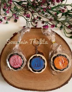 Isi 100Pcs Souvenir Pernikahan Gantungan Kunci Lafadz Kayu Kemas Plastik