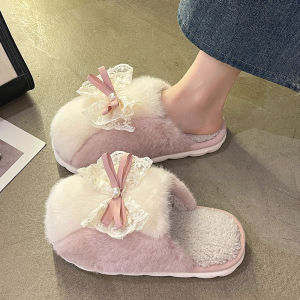 รองเท้าแตะในร่มสําหรับสุภาพสตรี Baotou ฤดูหนาว กันลื่น ลูกไม้ โบว์ บ้านสีที่เข้ากัน อุ่น ตุ๊กตา นุ่ม รองเท้าสลิปออนที่สะดวกสบายแต่เพียงผู้เดียว