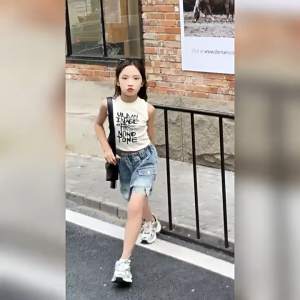 แฟชั่นฤดูร้อน กางเกงยีนส์ขาสั้นเด็กผู้หญิง เด็กโต กางเกงคาร์โก้เด็ก รุ่นสั้น เอวยางยืด กระเป๋าหลาย เหมาะสำหรับอายุ 7-15 ขวบ