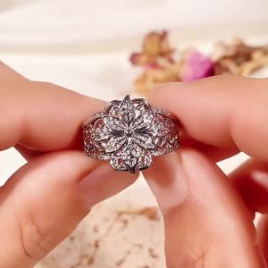 Nhẫn Hợp Thời Trang Dành Cho Nữ Huitan Với Thiết Kế Khắc Hoa Thẩm Mỹ Trang Sức Cocktail Sang Trọng Dành Cho Bữa Tiệc Cưới Quà Tặng Cho Quý Cô