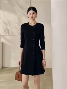 Đầm đen dáng vest cổ tròn tay dài cài lệch thanh lịch phong cách công sở thu đông trang nhã