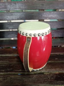 กลองเอ็งกอสีแดง กลองจีน หน้ากว้าง4.5นิ้ว ความสูง7.5นิ้ว หูจับทำจากหนังแท้แข็งแรง เสียงดังคุณภาพดี ตัวกลองเป็นไม้กลึงแท้ทั้งท่อน หนังผิววัวแท้ งานคุณภาพมาตรฐานบ้านทำกลองโอทอปจ.อ่างทอง🌾 หนังตึงเสียงดี งานฝีมือประณีตสวยงาม เรารับประกันคุณภาพค่ะ