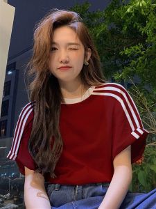 เสื้อยืดแขนสั้นลายทางสีแดงเข้มสไตล์อเมริกันย้อนยุคสำหรับผู้หญิงในช่วงฤดูร้อน เสื้อตัวบนทรงหลวม ทรงโอเวอร์ไซส์ เสื้อผ้าทำงานสไตล์เกาหลี