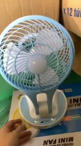 Quạt sạc tích điện mini FAN JR 5580  có đèn led 2 chế độ sáng ( giao màu ngẫu nhiên )