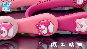 🔥มีของพร้อมส่ง🔥 พัดลมUSB พัดลมขนาดเล็ก พัดลมห้อยคอ พัดลมพกพาขนาดเล็ก พัดห้อยคอหมีสตอเบอรี่น่ารัก พัดลม แบบชาร์จไฟได้ 360 ของขวัญวันครู ของขวัญจากโรงเรียนใหม่