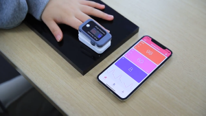 Berry BM1000C Pulse Oximeter with Smartphone App Displaying Oxygen Saturation Heart Rate and Pulse Waveform HSA Registered