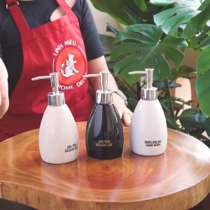 Bình đựng dầu gội sữa tắm nước rửa tay khách sạn bằng sứ Bát Tràng cao cấp - dáng xoài màu đen-trắng 300ml