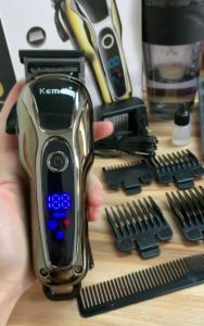 Kemei ชุดเครื่องเล็มผมเดิมแบบชาร์จไฟได้มีดโกนหนวดไฟฟ้าตัดผมเครื่องตัดระดับมืออาชีพหวีแบ่งผมปัตตาเลี่ยน
