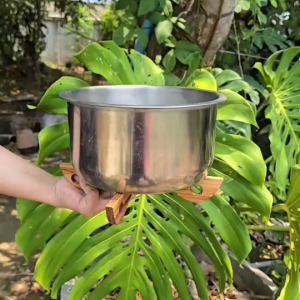 ที่รองหม้อ ผลิตจากไม้สักคุณภาพดี ใช้กันความร้อน ถอดจัดเก็บง่ายสะดวกต่อการใช้งาน  ขนาด สูง 4 ซม ยาว 25 ซม หนา 1 ซม  รองได้ทั้ง 2 ด้าน