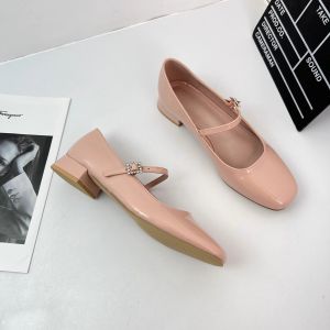 รองเท้าส้นหนาสไตล์ฝรั่งเศสขนาดใหญ่ หัวเหลี่ยม สีแดงเข้ม รองเท้า Mary Janes สไตล์วินเทจ รองเท้าส้นแบนแบบสวมหัวเหลี่ยม