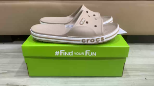 Dép quai ngang crocs chuẩn xịn chống hôi chân nhựa tế bào êm mềm đúc liền khối siêu bền đi mưa lội nước đi biển band baya màu kem