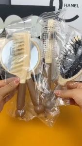 (ใหม่สุดคุ้ม) ชุดหวีผู้หญิงสี่ชิ้นหวีทำผมที่บ้านหวีเบาะอากาศหวีนวดสีดำชุดกระจก