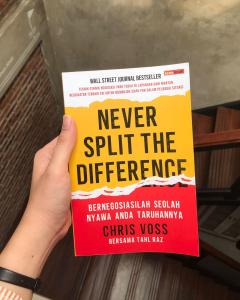 NEVER SPLIT THE DIFFERENCE Bernegosiasilah Seolah Nyawa Anda Taruhannya - Chris Voss bersama Tahl Raz