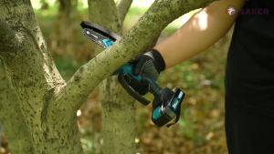 MOTIS Cordless 6-in Chainsaw Hand Portable Cutter for Tree Trimming Pruning Wood Cutting