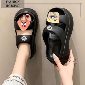 LHMonday ใหม่ล่าสุด รองเท้าเเเฟชั่นผู้หญิง มีหลากหลายสีให้เลือก ดีไซน์ 2 สายคาด ตัวการ์ตูนสุดน่ารัก  วัสดุดีมีคุณภาพนิ่มใส่สบายรีบซื้อเลย