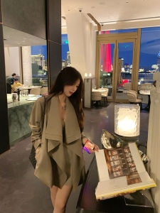 เสื้อแจ็คเก็ตทรงสั้นสีกรมท่า ทรงหลวม คอปก ผูกเชือก สำหรับผู้หญิง ฤดูใบไม้ร่วง 2025 ใหม่ ความยาวปานกลาง เสื้อคลุมกันหนาวสุดหรู