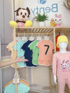 Bộ cộc tay bé trai BENTY số 7 đen nổi bật thiết kế cài chéo chất liệu rayon thoáng khí cho bé