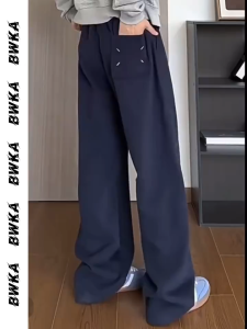 Celana olahraga pria gaya kasual lurus dengan bordir potongan yang sedikit longgar.