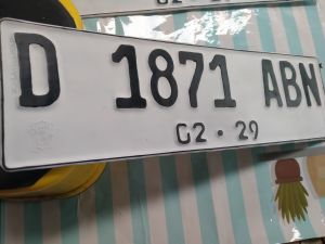 flat mobil berlogo timbul 1pcs sebelah warna putih plat mobil murah