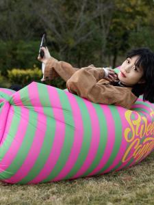 เก้าอี้นอนแบบพกพาที่ระบายอากาศได้ดีสำหรับการเดินทางไปกลางแจ้ง เก้าอี้นอนแบบพับได้สำหรับการนอนหลับในป่าและงานคอนเสิร์ตดนตรี