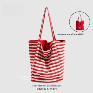 กระเป๋าผ้าใบลายทางสองด้านสีแดง UR กระเป๋าสะพายไหล่ผู้หญิง 2025 กระเป๋าถือหนังสือสำหรับนักเรียน กระเป๋าถือสำหรับใส่ของใช้ในชีวิตประจำวัน