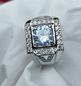 Cincin pria di hiasi berlian putih diatas