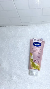 SG READY STOCK Vaseline Gluta-Hya Serum Burst Body Lotion 330ml 70X Glutathione Brightening Repair Moisturizer